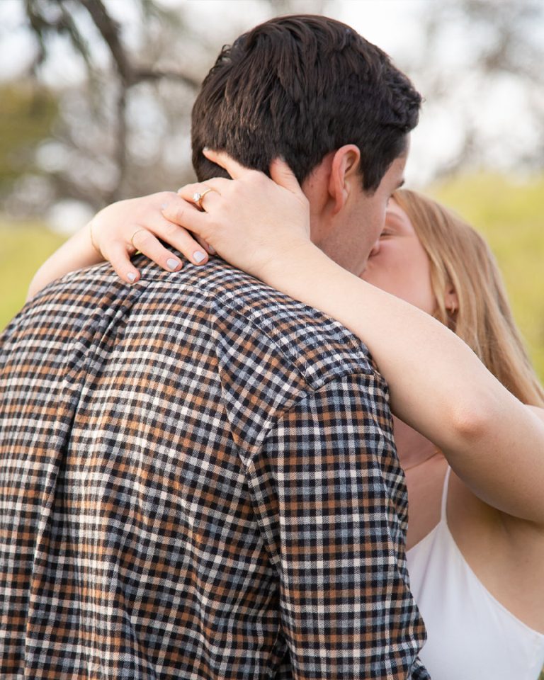 engagement-kiss